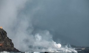 La colada del volcán de La Palma sigue avanzando formado un delta de lava.