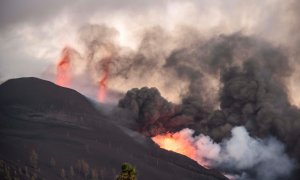 La lava que emerge de la erupción volcánica de Cumbre Vieja, en la isla canaria de La Palma este 29 de septiembre de 2021.