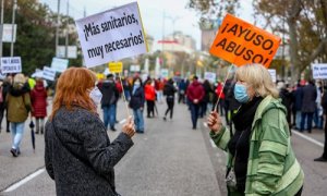 Una mujer sostiene una pancarta donde se lee "¡Más sanitarios, muy necesarios!" durante una manifestación de la Marea Blanca en Madrid, a 29 de noviembre de 2020.