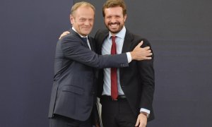 El presidente del PP, Pablo Casado, junto al expresidente del Consejo Europeo, Donald Tusk, intervienen en la convención nacional de su partido celebrada el martes en Valladolid