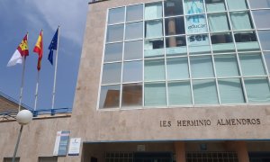 Un menor que suele llevar falda sufre una paliza entre insultos homófobos durante una clase de su instituto en Almansa