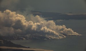 Vista general de la nube tóxica formada por el contacto de la lava del volcán de Cumbre Vieja con el mar.