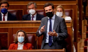 29/09/2021.- El líder del Partido Popular, Pablo Casado (d) junto con su portavoz parlamentaria, Cuca Gamarra (i) durante la sesión de control al Gobierno celebrada este miércoles con la negociación de los presupuestos y la detención y posterior puesta en