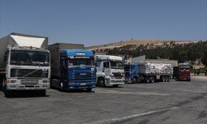 Camiones cargados con ayuda humanitaria proporcionada por la organización del Programa Mundial de Alimentos ingresan desde Turquía a los territorios del noroeste de Siria. FOTOGRAFÍA DE ARCHIVO.