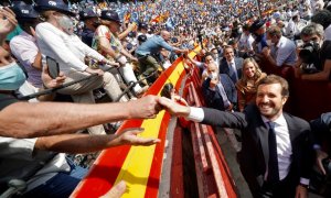El presidente del PP, Pablo Casado, saludando a los asistentes en el cierre de la Convención Nacional del PP en la Plaza de Toros de Valencia.