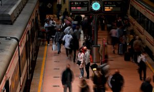 Varios viajeros transitan la estación de Cercanías de Madrid-Atocha, durante la huelga convocada por el Sindicato Español de Maquinistas y Ayudantes Ferroviarios, Semaf, en el grupo Renfe. EFE/Fernando Villar