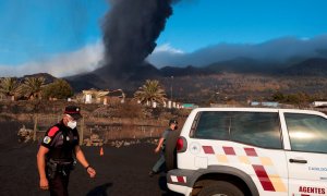 Un agente de la Policía Canarias y otro de la Guardia Civil patrullan este lunes 4 de octubre por el barrio de Las Manchas, en La Palma.