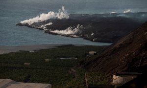 Las coladas de lava que no han cesado de descender desde el volcán de La Palma están formando una fajana (o delta) de terrenos volcánicos ganados al mar.