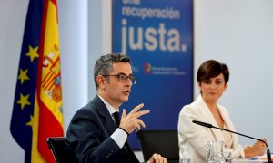 El ministro de la Presidencia, Félix Bolaños y la ministra de Política Territorial y portavoz del Gobierno, Isabel Rodríguez, en la rueda de prensa tras la reunión del Consejo de Ministros, en el Palacio de La Moncloa. EFE/ Emilio Naranjo