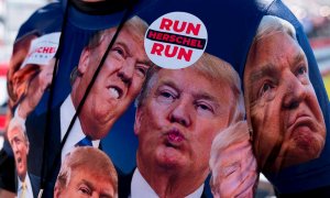 25/09/2021 Un seguidor de Trump lleva una camiseta con el rostro del expresidente de EEUU