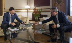 Juan Espadas entrega el documento con las propuestas del PSOE al presidente de la Junta, Juanma Moreno durante su reunión de la semana pasada.