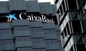 El logo de CaixaBank en lo alto de su sede en Barcelona. REUTERS/Albert Gea
