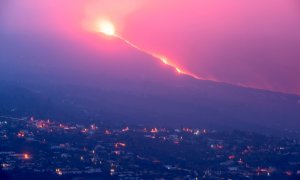 Imagen del volcán y de su colada principal tomada en la madrugada de este miércoles 6 de octubre de 2021.