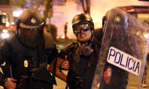 El moment en què la Policia Nacional s'endú detingut i emmanillat per l'esquena el fotoperiodista d'El País Albert Garcia a la plaça Urquinaona de Barcelona el 18 d'octubre del 2019.