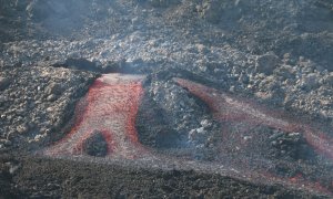 Imagen de la salida de uno de los tubos de lava del volcán de La Palma.