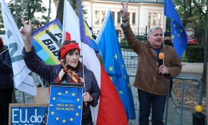 07/10/2021 Personas proeuropeas manifestándose frente a la sede del Tribunal Consitucional polaco.