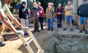 Julián López del Campo (con bastón) junto a la Fosa Número 4 del Cementerio Civil de Guadalajara