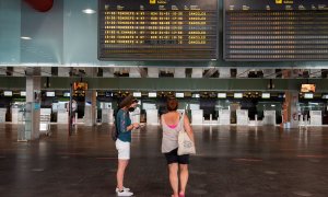 La acumulación en sus pistas de ceniza expulsada por el volcán de La Palma deja inoperativo el aeropuerto de la isla.