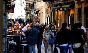 Varios clientes consumen en los bares de la Parte Vieja este jueves 7 de octubre, en el que ha entrado en vigor el decreto del lehendakari que declara el fin de la emergencia sanitaria en Euskadi.