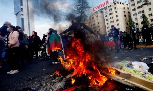 La Confederación de Estudiantes de Chile (Confech) y organizaciones sociales convocan a una marcha contra el presidente Sebastián Piñera por el caso de los "Pandora Papers" en Santiago de Chile. Alrededor de 300 personas se manifestaron en el centro de la