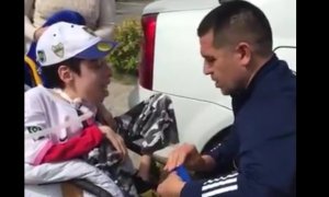 "Me vas a hacer llorar": el gesto que da la vuelta al mundo del exfutbolista Riquelme con un aficionado con discapacidad