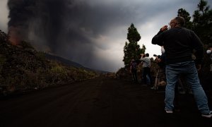 Varios periodistas fotografían el volcán de La Palma