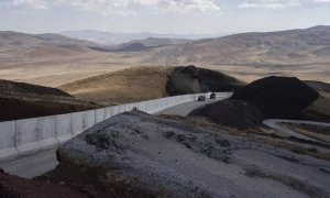 Vehículos militares turcos patrullan a lo largo del muro de hormigón recién construido en la frontera entre Irán y Turquía, cerca de la aldea de Chaldiran, al este de Turquía.