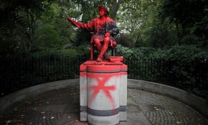 Estado de la estatua de Cristóbal Colón tras ser vandalizada.