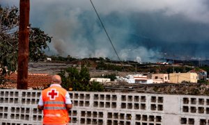 Las autoridades han ordenado la evacuación de diversas zonas de Los Llanos de Aridane ante la previsión de avance de la colada de lava.