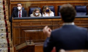 El líder del Partido Popular, Pablo Casado (d), pregunta al presidente del Gobierno, Pedro Sánchez (i), durante la sesión de control al Gobierno celebrada este miércoles en el Congreso de los Diputados.
