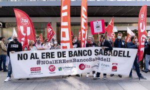 Un grupo de empleados del Banco Sabadell durante una concentración contra el ERE de la empresa. Foto de archivo.