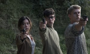 Anna Castillo, Álex Monner y Patrick Criado en 'La línea invisible'.