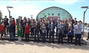 Sánchez preside entre aplausos la foto de familia con la que arranca el 40 Congreso del PSOE