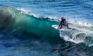 El surf está en auge al ser un deporte seguro para practicar en pandemia