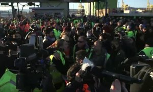 Protestas en las calles de Italia por la entrada en vigor del certificado de vacunación obligatorio para trabajar