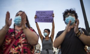 Una mujer sostiene un cartel junto a otros asistentes a una concentración para exigir “El Pacto de Estado Contra la Violencia de Género”, a 6 de agosto de 2021, en la Puerta del Sol, Madrid, (España).