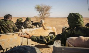 Varias unidades militares saharuis conversan de camino a la zona de conflicto con Marruecos.