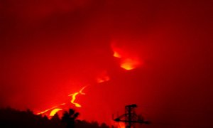 Un nuevo punto eruptivo se ha abierto en el volcán de Cumbre Vieja este viernes 15 de octubre.