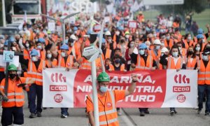 Varios cientos de personas participan en una manifestación por el futuro industrial de A Mariña, a 17 de octubre de 2021, en Viveiro, Lugo (Galicia).