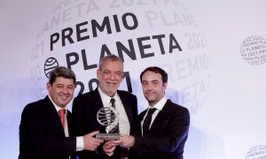 Los guionistas y escritores Antonio Mercero, Jorge Díaz y Agustín Martínez, autores de la novela 'La Bestia', tras recibir el Premio Planeta de Novela.