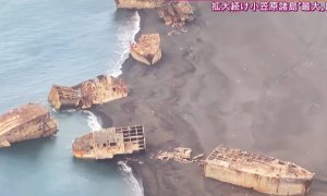 Barcos hundidos que han emergido tras la actividad volcánica en Japón.