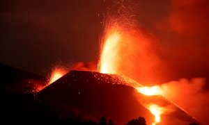 Vista de la lava que emana el volcán de Cumbre Vieja.