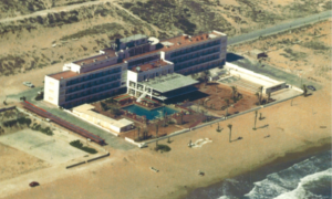 Vista aérea del hotel Arenales del Sol durante la década de los sesenta en la costa de Elche, un edificio de hormigón que será demolido por estar asentado en el dominio público marítimo terrestre.