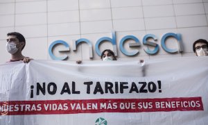 Un grupo de personas participa en una concentración convocada contra el ‘tarifazo’ eléctrico, a 10 de junio de 2021, en la sede de Endesa, cerca de IFEMA, Madrid, (España).