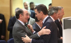 El presidente de Iberdrola, Ignacio Galán, saluda a Pedro Sánchez en la presentación del anteproyecto de Ley de Cambio Climático y Transición Energética, del Plan Nacional integrado de Energía y Clima y de la Estrategia de Transición Justa, en el Palacio