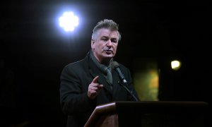 El actor Alec Baldwin interviene en una protesta contra Donald Trump, frente al Trump International Hotel de New York City, en enero de 2017. REUTERS/Stephanie Keith