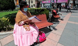14/10/2021 Elizabeth Zenteno se sienta en una banca en una plaza del centro de La Paz (Bolivia).