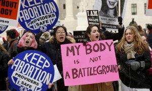 Imagen de enero de 2016 de  partidarios del aborto  frente al Tribunal Supremo de EEUU durante la marcha parqa conmemorar  el 43 ° aniversario del histórico fallo Roe vs Wade de 1973 de la Corte Suprema que despenalizó la interrupción del embarazo. REUTER