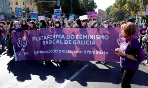 Varias mujeres participan en la manifestación convocada en Madrid por asociaciones feministas en defensa de los derechos de las mujeres, contra la ley trans que impulsa el Ministerio de Igualdad y a favor de abolir la prostitución.