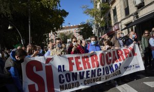 24/10/2021 "Menos AVE y más regionales": centenares de manifestantes por un tren "público y social" que "vertebre" el país.- Jesús Hellín / Europa Press